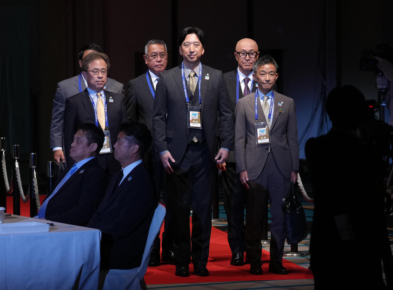 入場する阪神藤川球児監督（中央）ら（撮影・足立雅史）