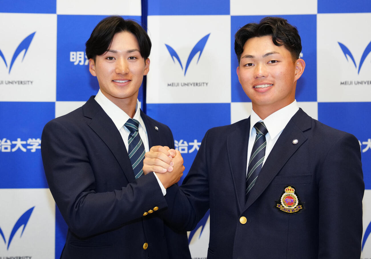 握手を交わす阪神1位の明大・榊原七斗（右）と楽天2位の・岡田啓吾（撮影・江口和貴）