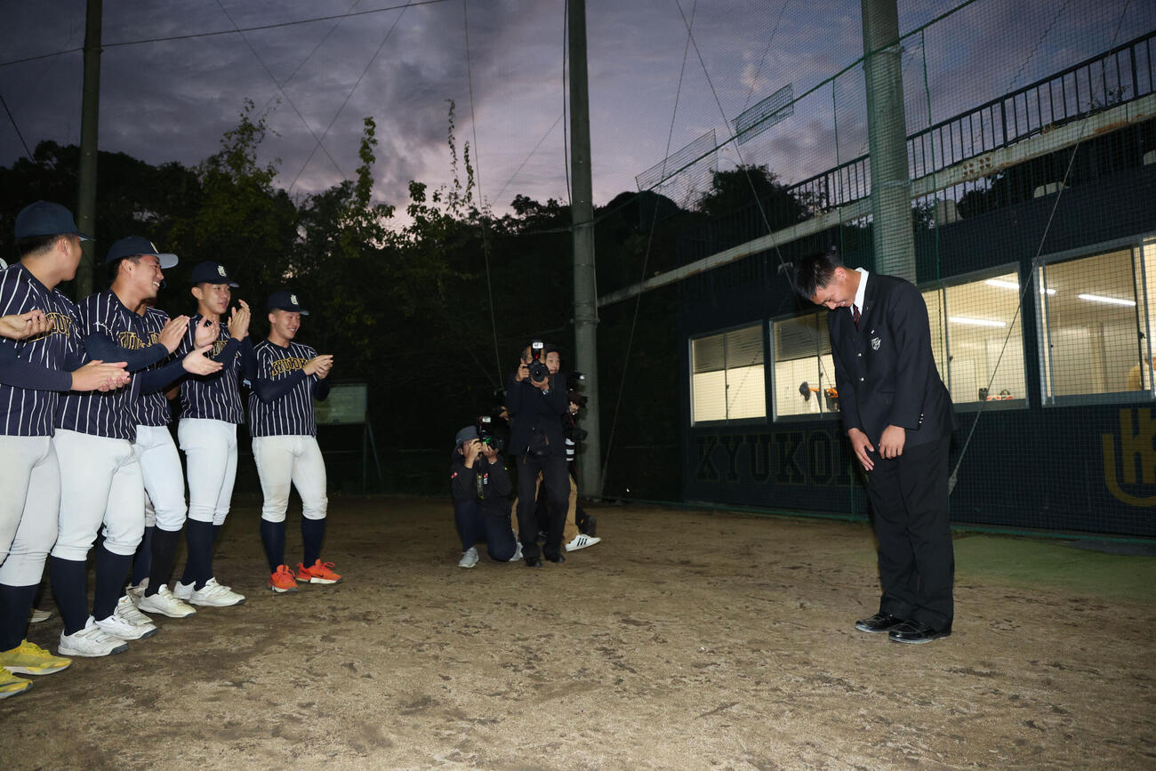 日本ハムからドラフト2位で指名された九州国際大付・牟礼翔はナインに報告をする（撮影・梅根麻紀）