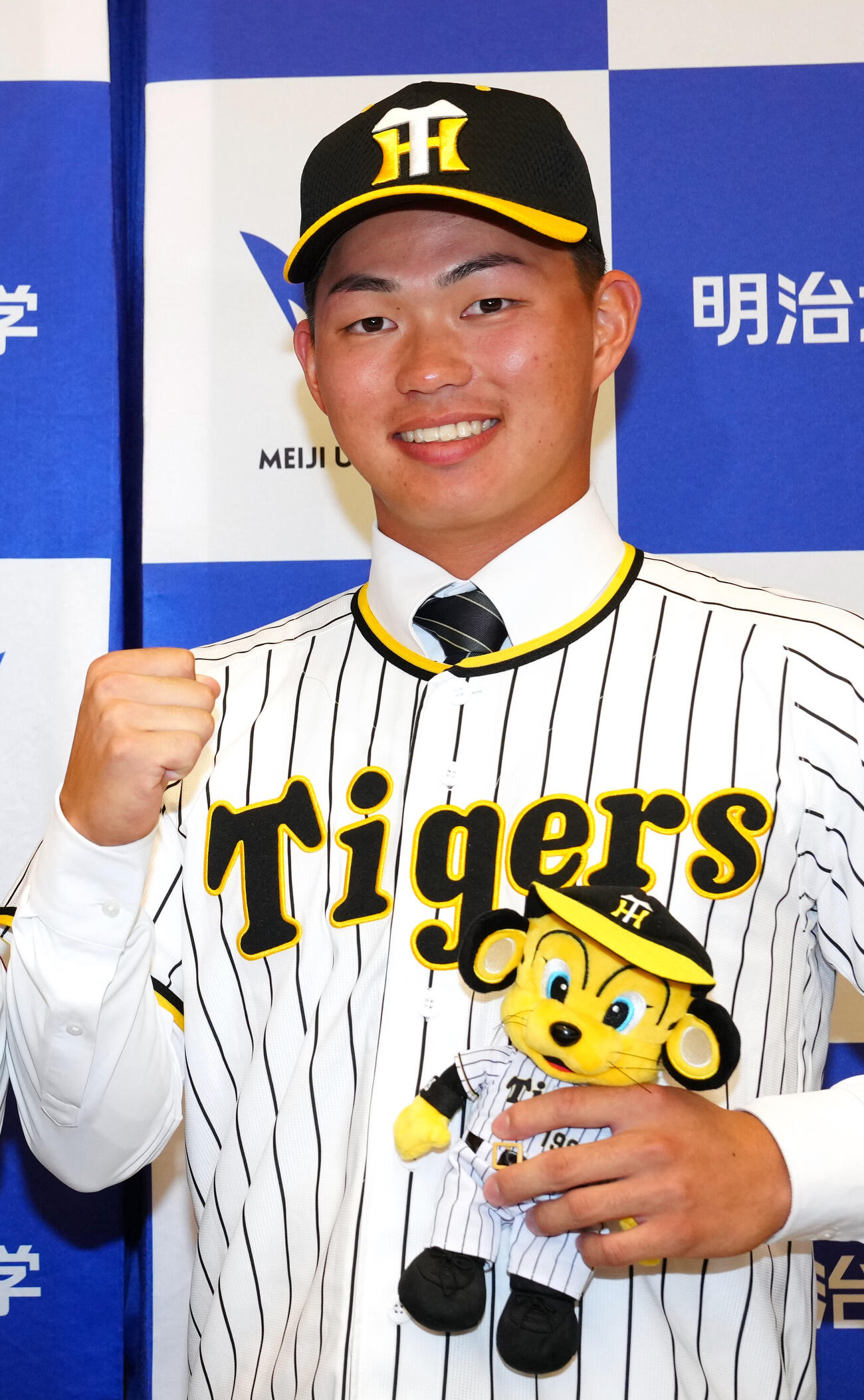 写真に納まる阪神1位の明大・榊原七斗（撮影・江口和貴）