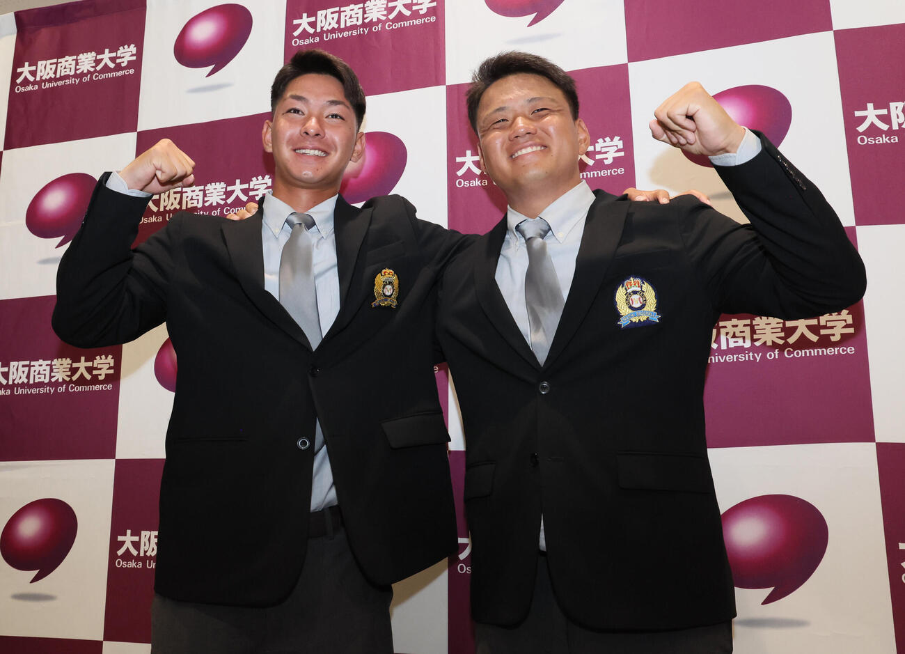 ソフトバンク育成12位指名の大商大・鶴川内陽、と同13位の松林幸紀は、笑顔で記念撮影（撮影・宮崎幸一）