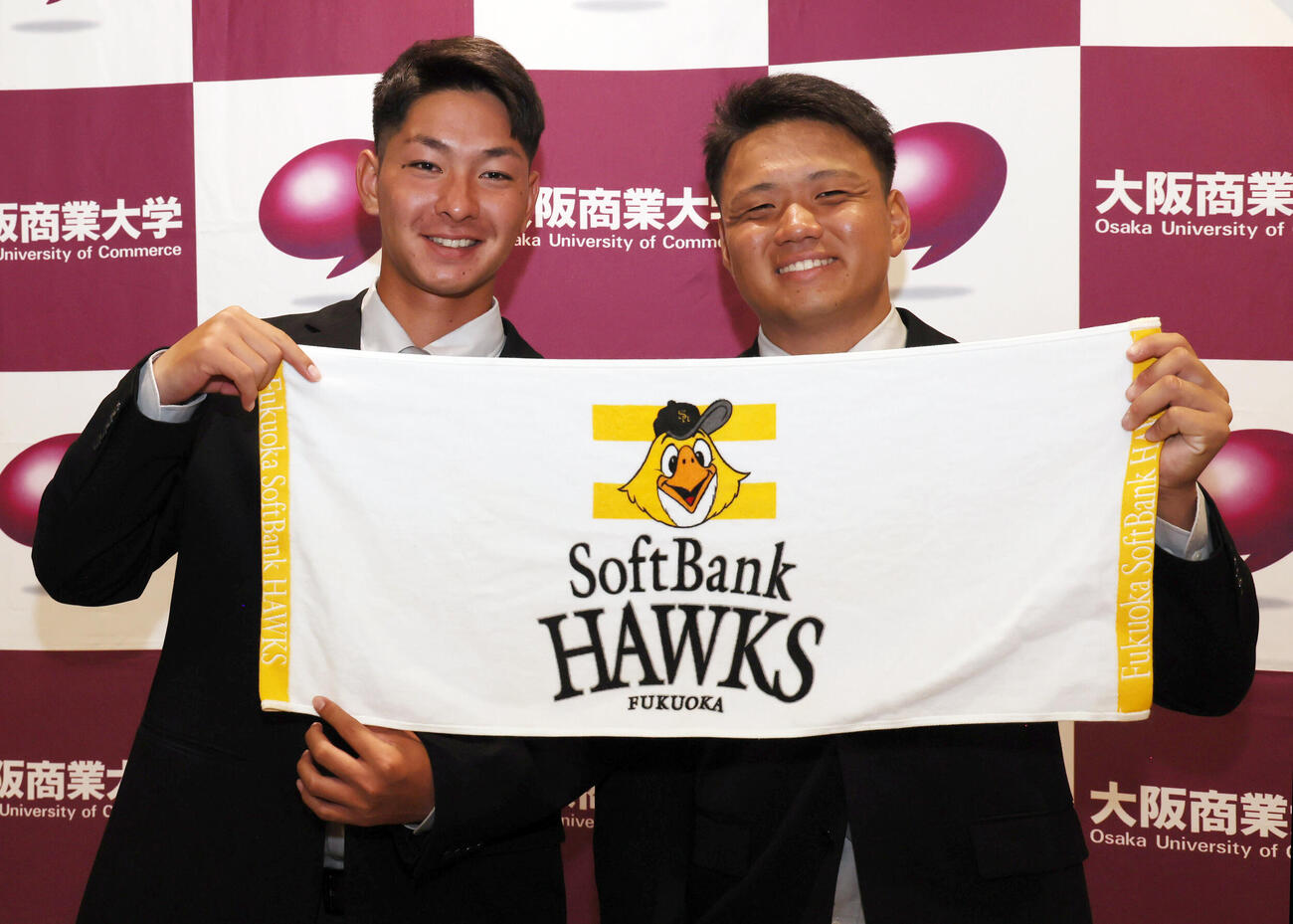 ソフトバンク育成12位指名の大商大・鶴川内陽、と同13位の松林幸紀は、笑顔で記念撮影（撮影・宮崎幸一）