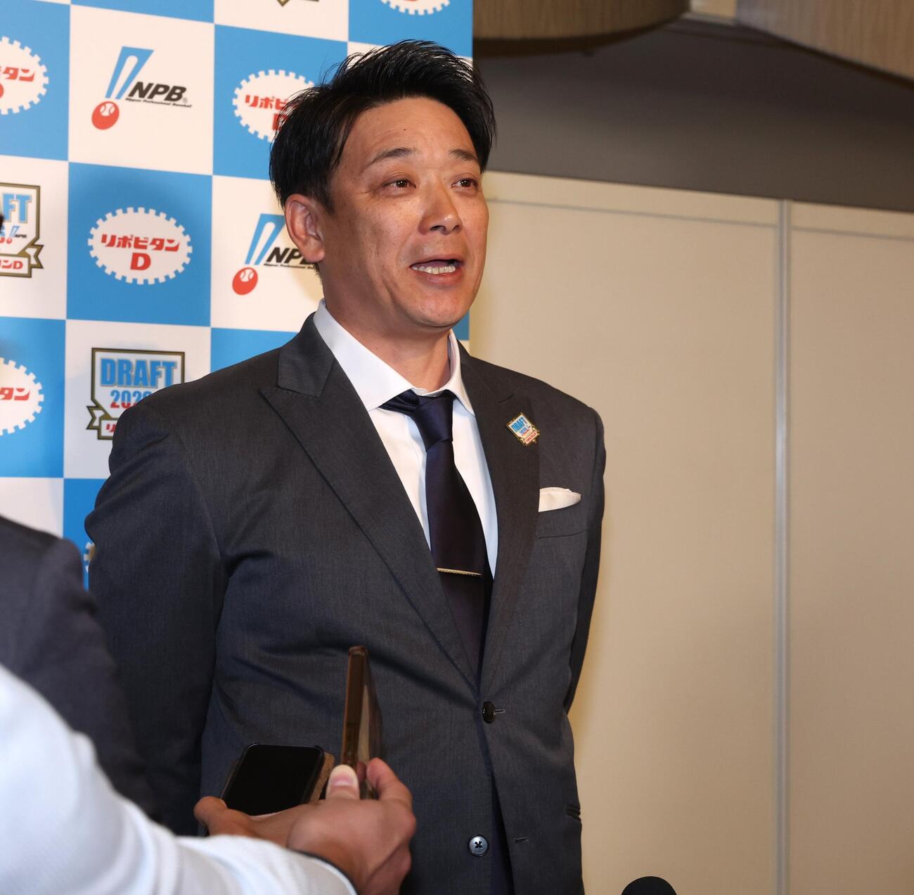 関大の米沢友翔をを1位指名し会見するロッテサブロー監督（撮影・黒川智章）