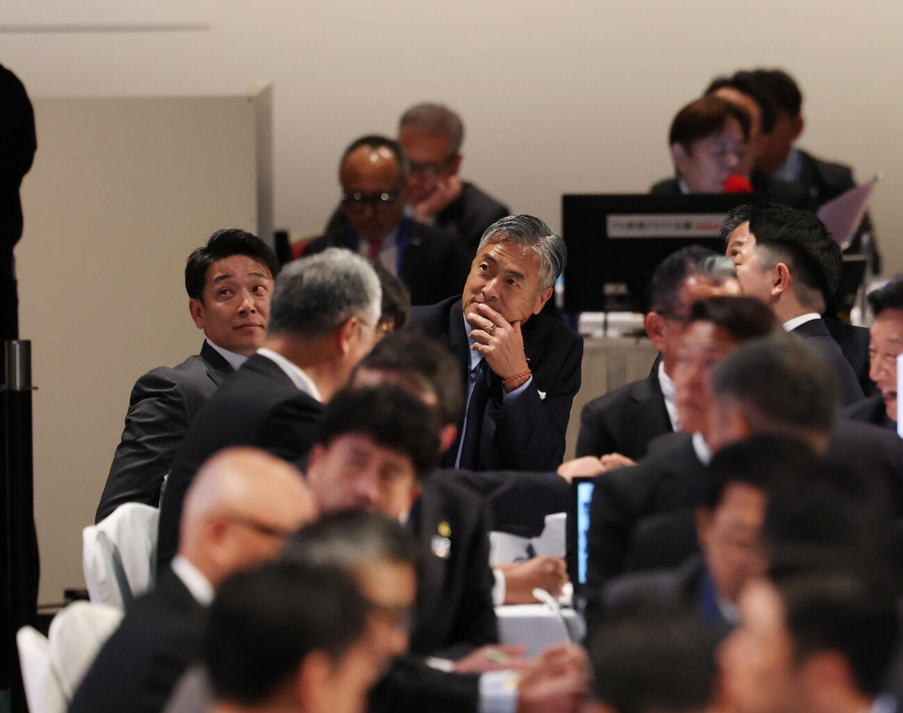 ドラフト会議に臨むロッテサブロー監督（左）ら（撮影・増田悦実）