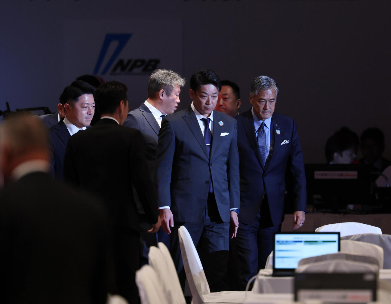 ドラフト会議に臨むロッテサブロー監督（中央）ら（撮影・増田悦実）