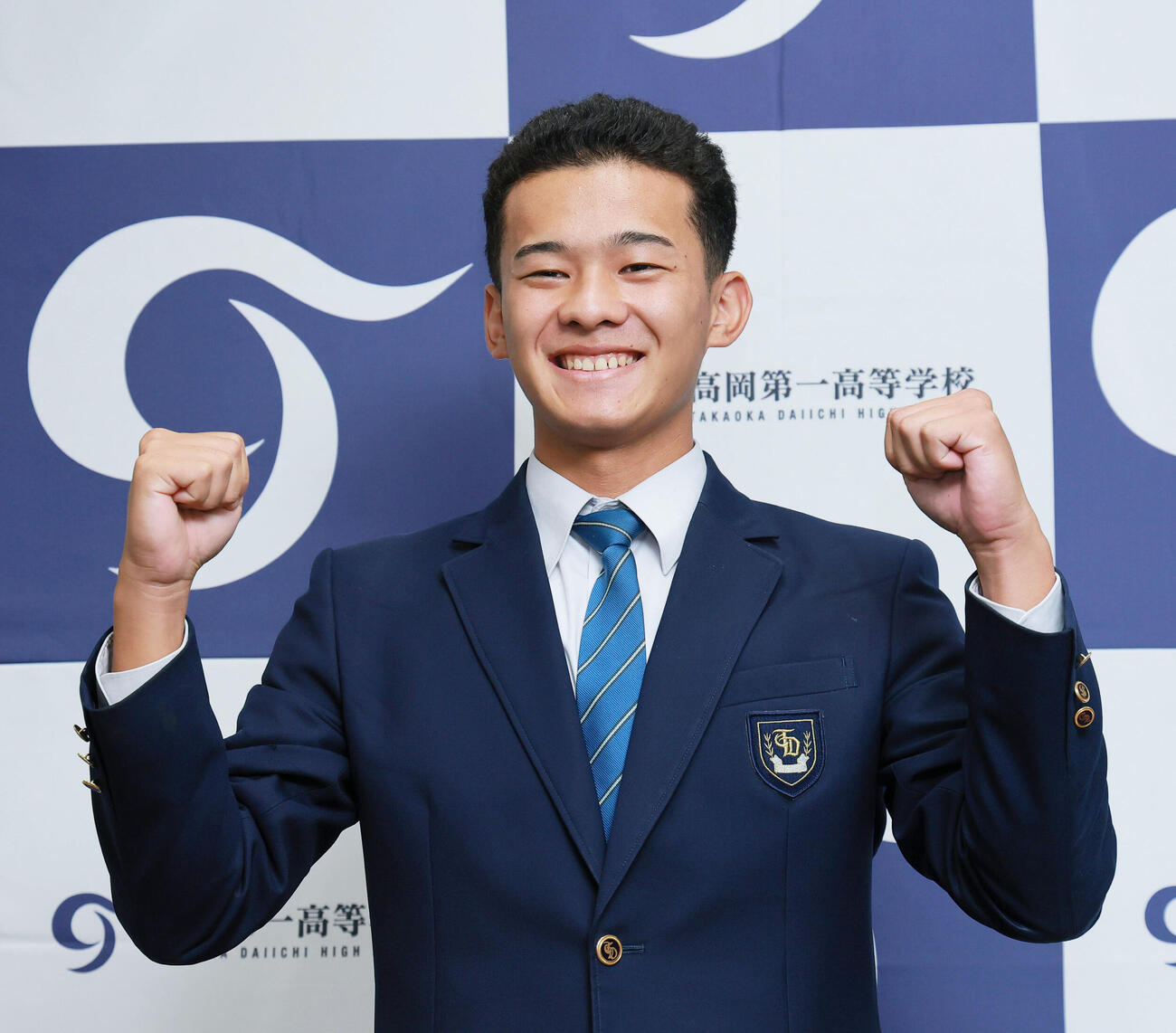 高岡第一・前田侑大はロッテ2位指名され笑顔でポーズを決める（撮影・上山淳一）