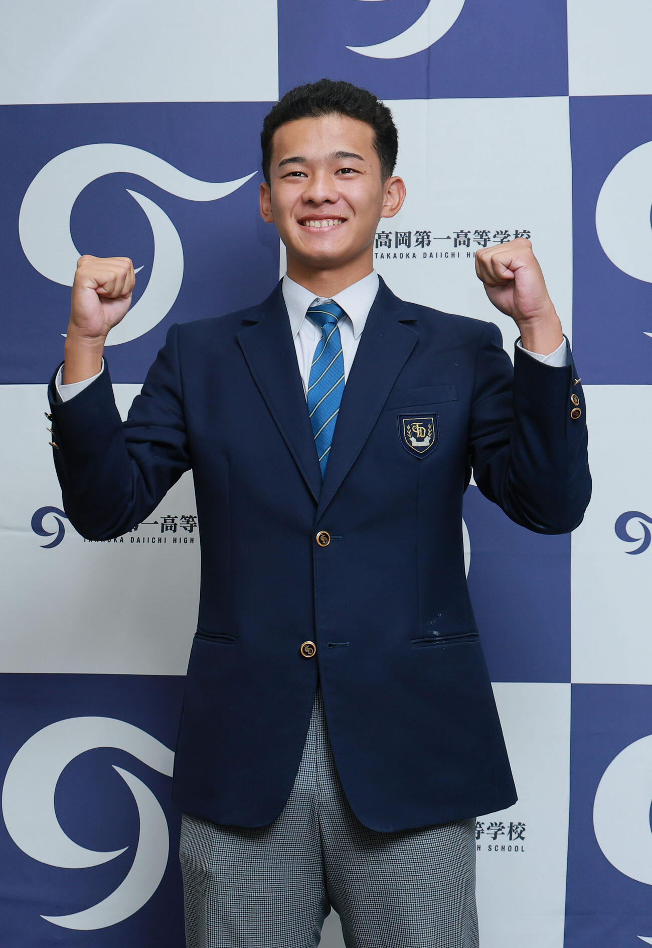 高岡第一・前田侑大はロッテ2位指名され笑顔でポーズを決める（撮影・上山淳一）