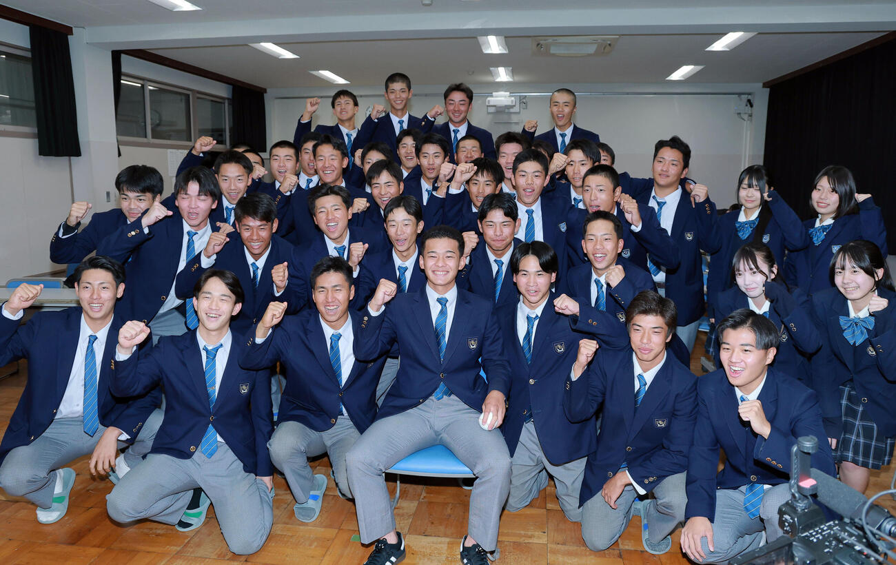 ロッテ2位で指名を受けた高岡第一・前田侑大は仲間たちと記念撮影する（撮影・上山淳一）