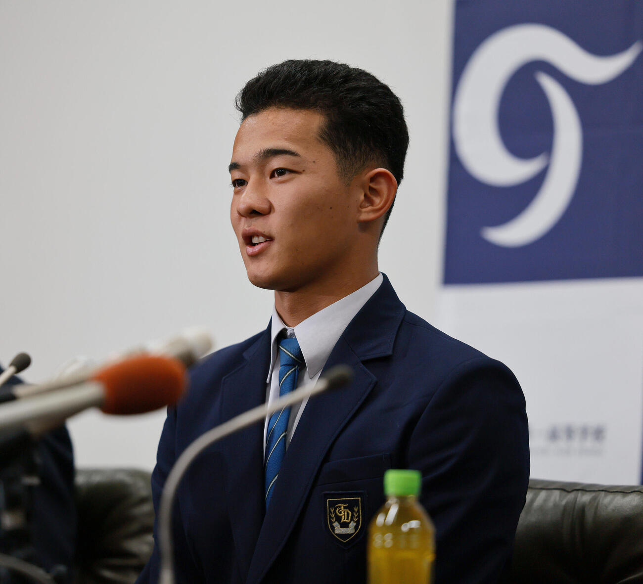ロッテ2位で指名を受け会見する高岡第一・前田侑大（撮影・上山淳一）