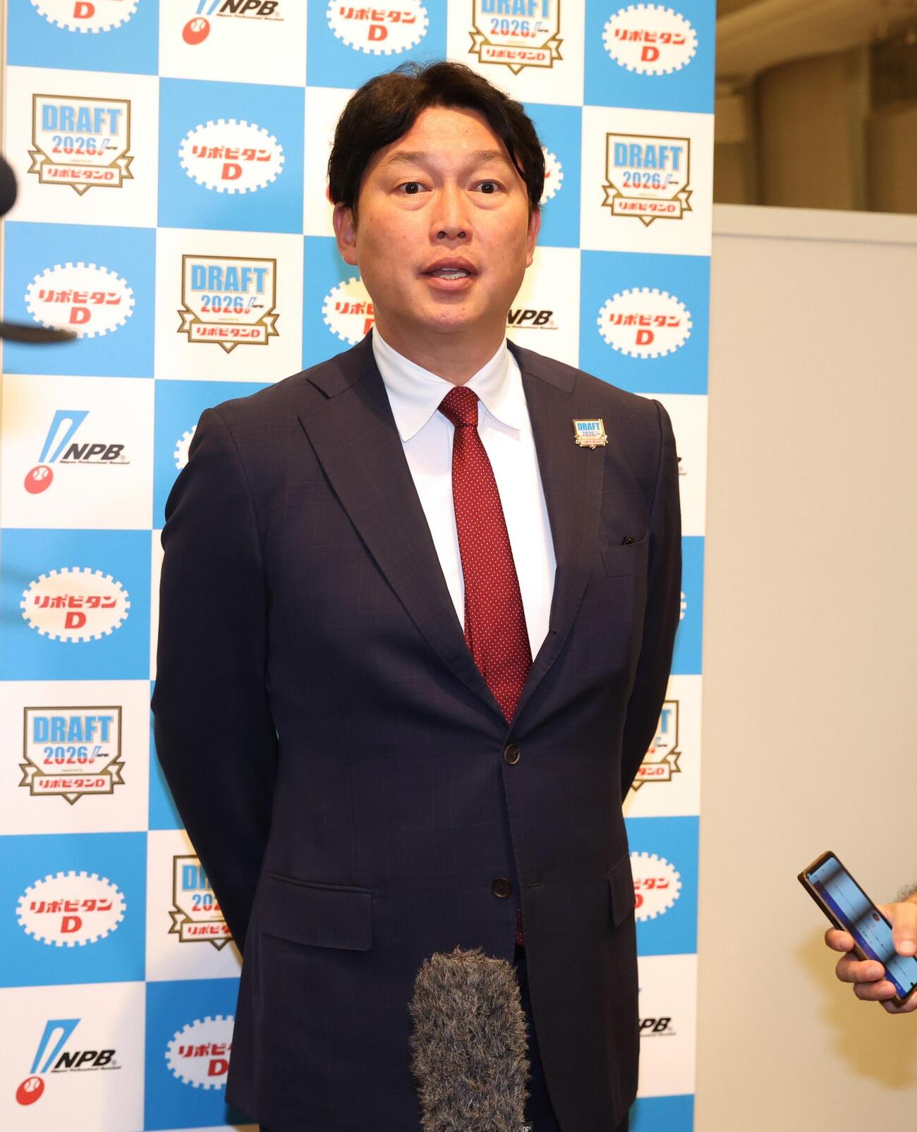 亜大・山里宝を1位指名し会見する広島新井貴浩監督（撮影・黒川智章）