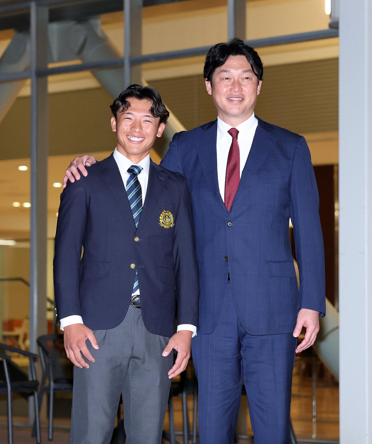写真に納まるドラフト1位の亜大・山里宝（左）と広島新井貴浩監督（撮影・鈴木正人）
