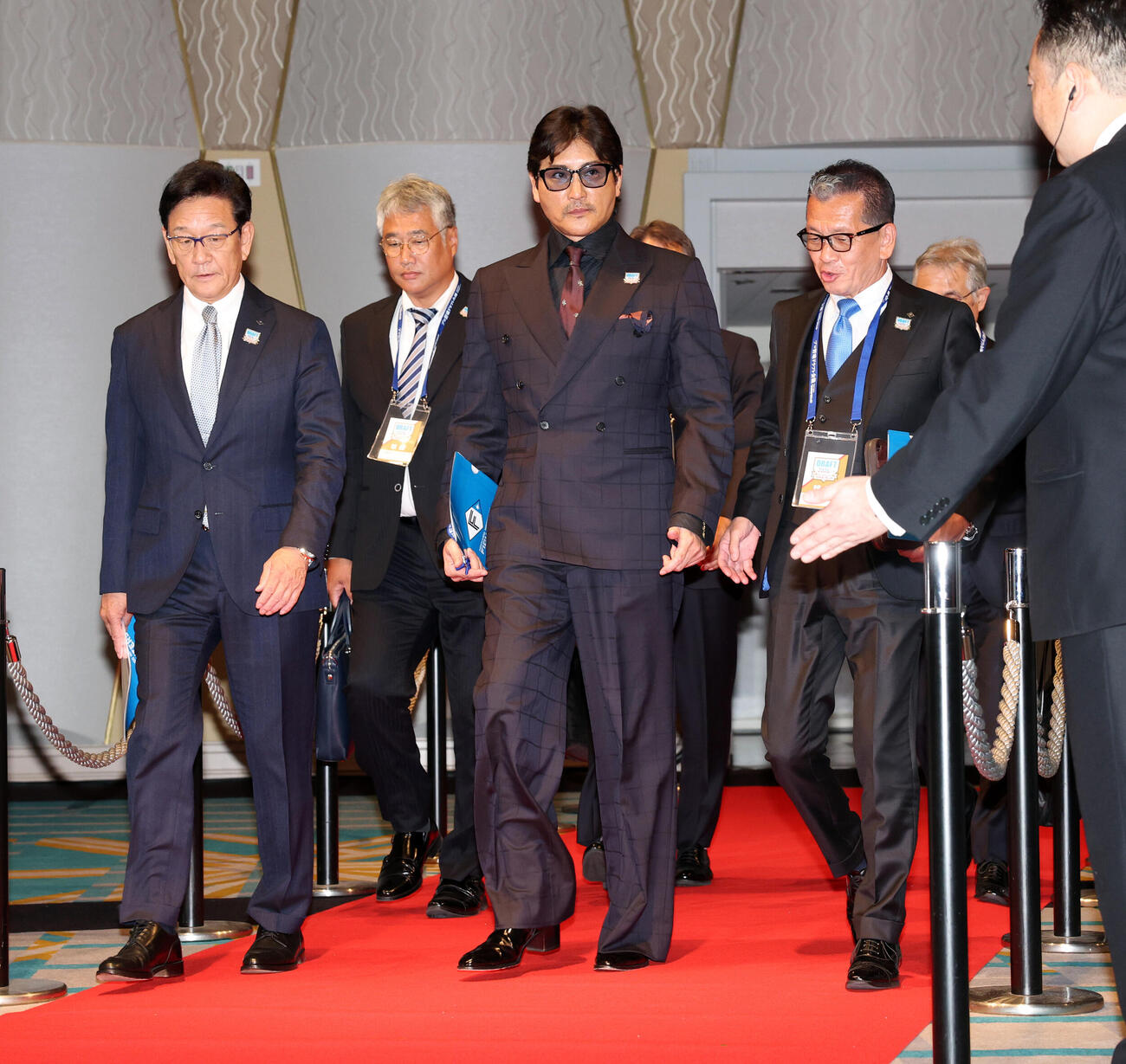 「2026年　プロ野球ドラフト会議　supported by　リポビタンD」　ドラフト会場に入る新庄剛志監督（中央）ら日本ハム首脳陣（撮影・浅見桂子）