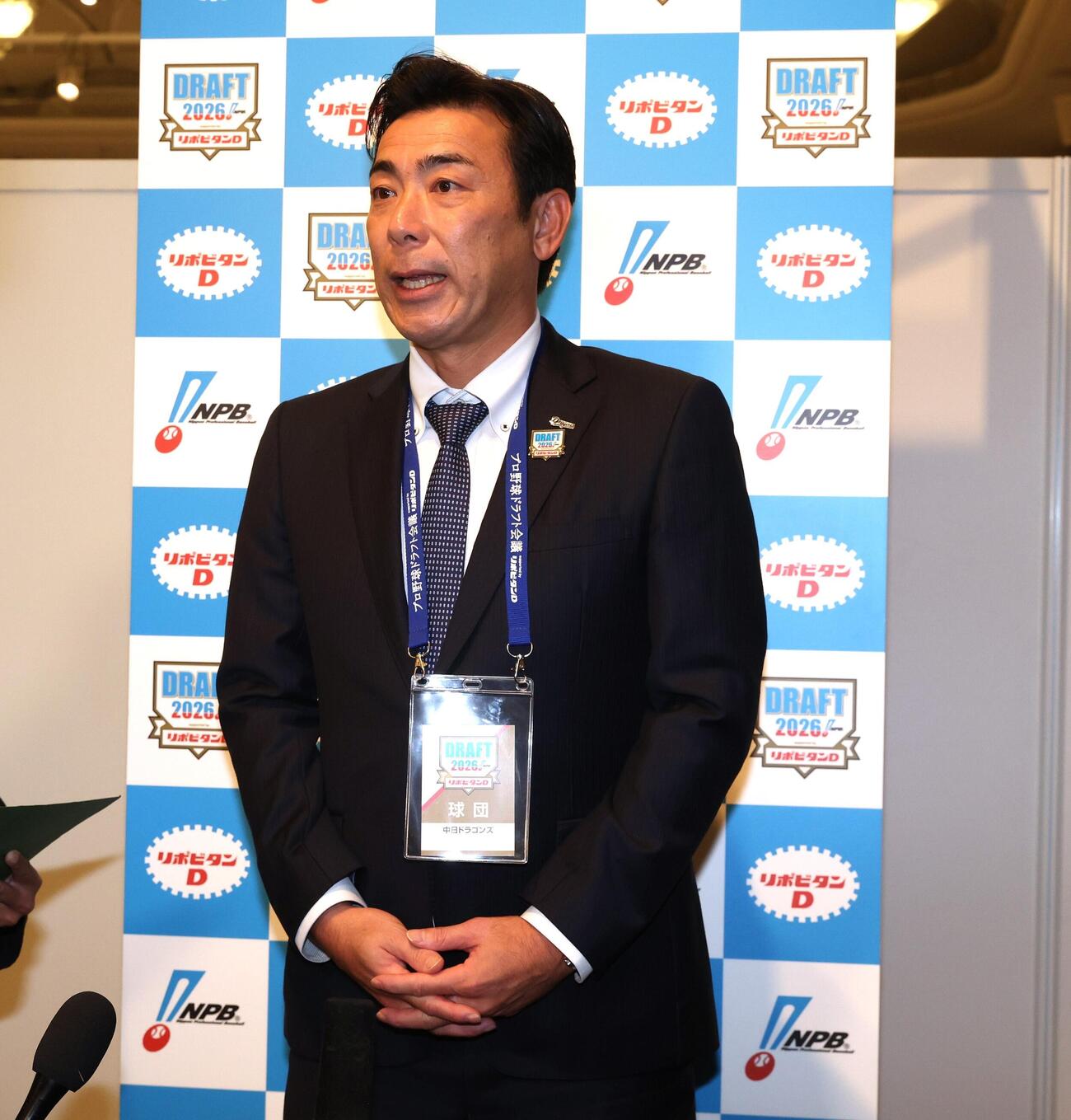 近大・宮原廉を1位指名し会見する中日荒木雅博球団本部長補佐（撮影・黒川智章）