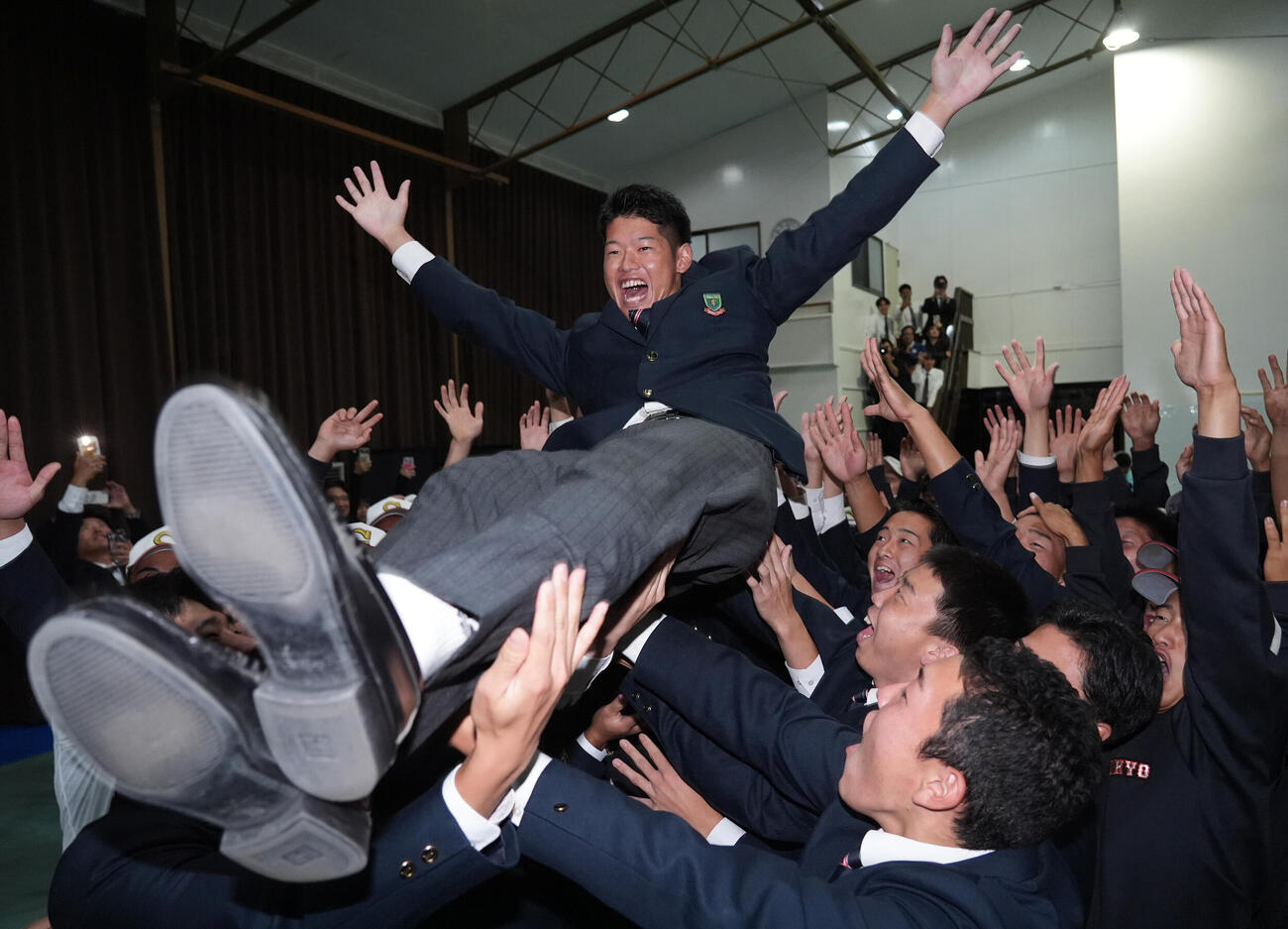 中日から4位指名を受けチームメイトに胴上げされる中京高・鈴木悠悟（撮影・森本幸一）