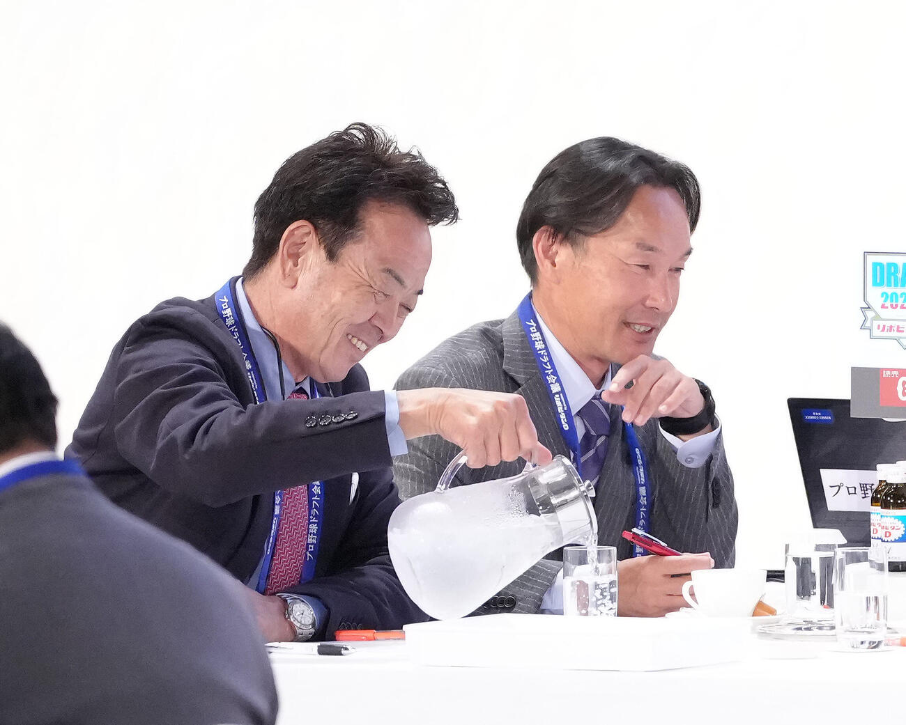 笑顔で水を注ぐ巨人巨人水野雄仁編成本部長（左）（撮影・足立雅史）