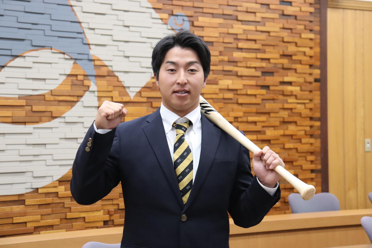 日本ハムから育成4位で指名されバットを片手に喜ぶ東北福祉大・小島慎也