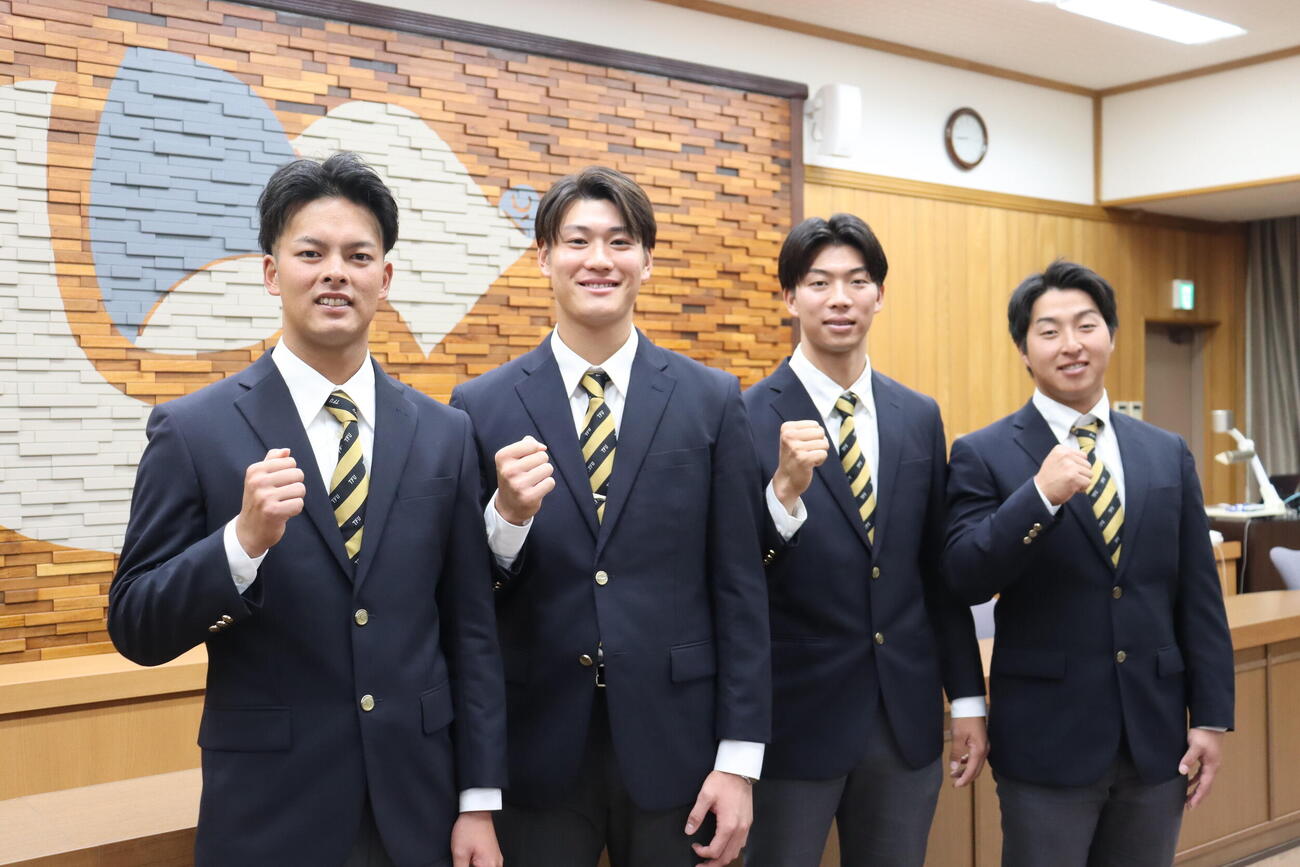 ドラフト会議で指名された東北福祉大の選手たち。(左から)ソフトバンク育成7位の辻村大我、同5位の猪俣駿太、ヤクルト2位の佐藤悠太、日本ハム育成4位の小島慎也