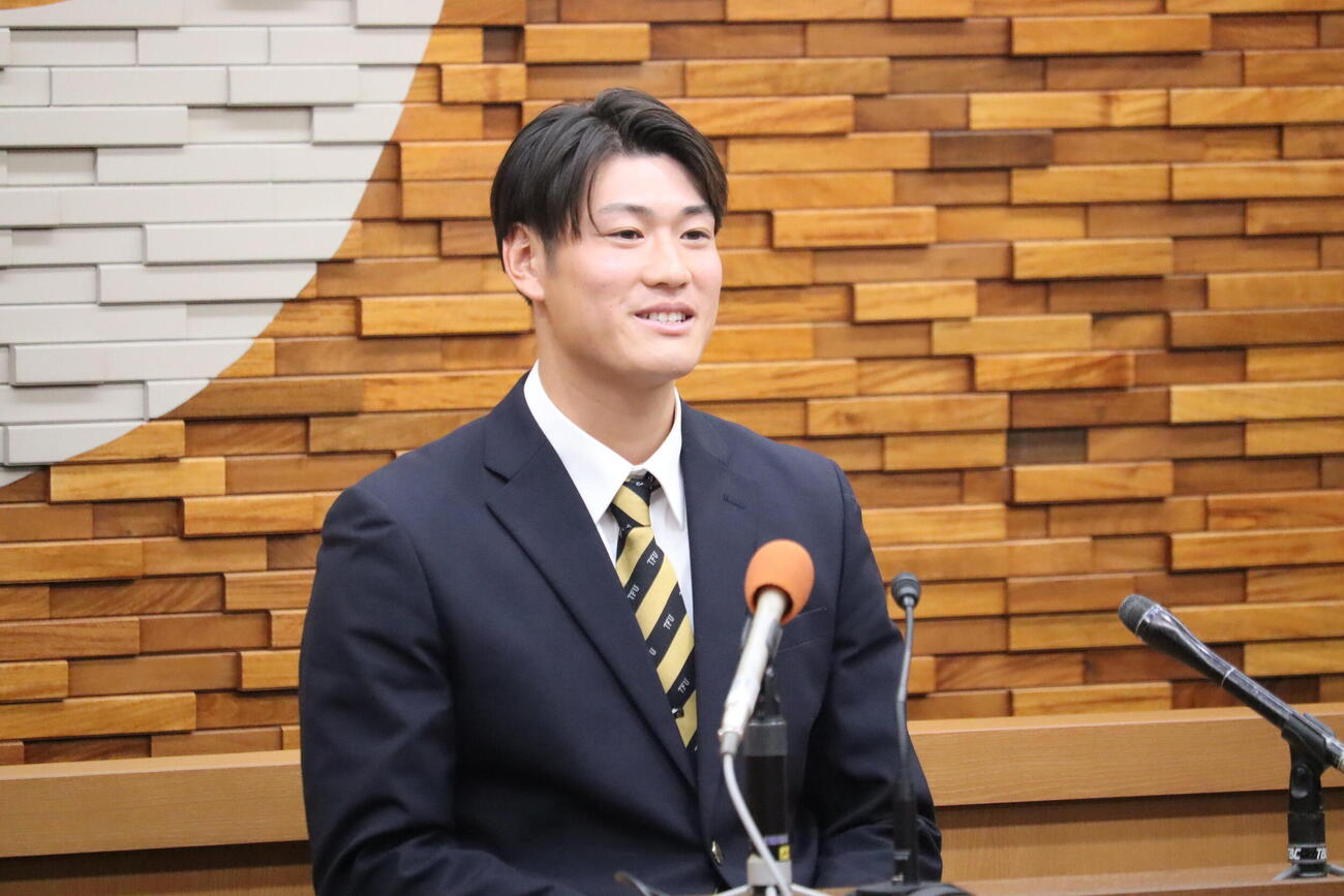 ソフトバンクから5位で指名され会見を行う東北福祉大・猪俣駿太