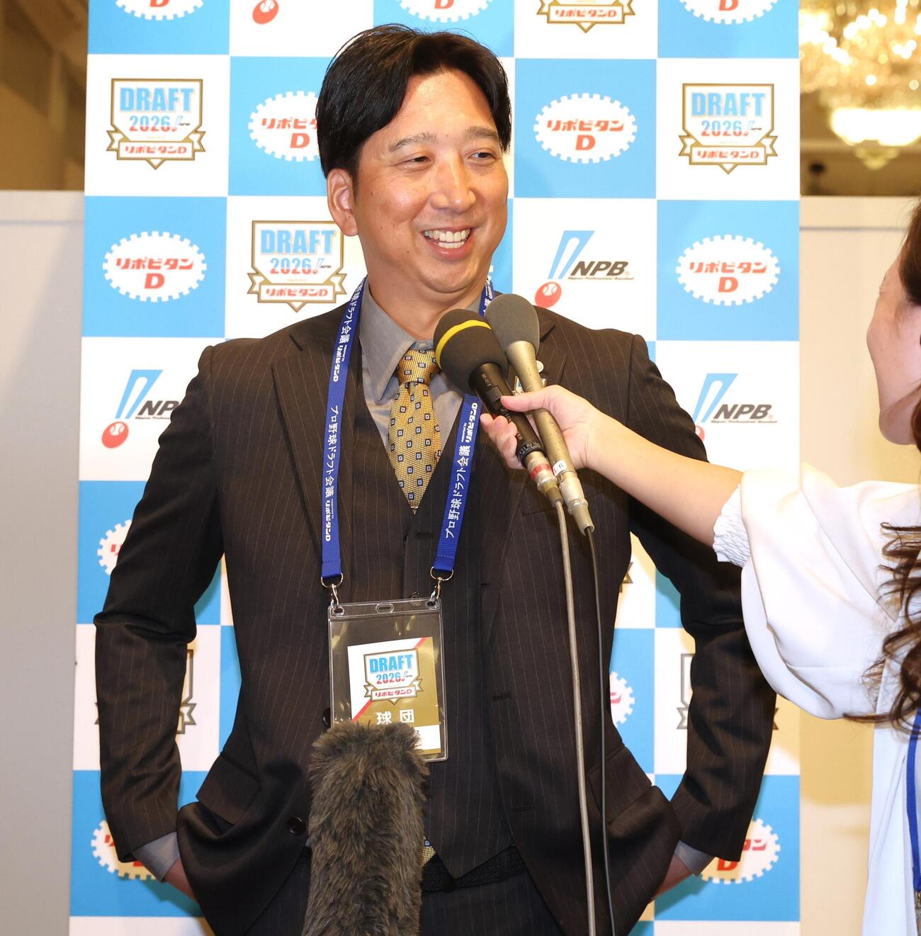 榊原七斗を1位指名し笑顔で会見する阪神藤川球児監督（撮影・黒川智章）