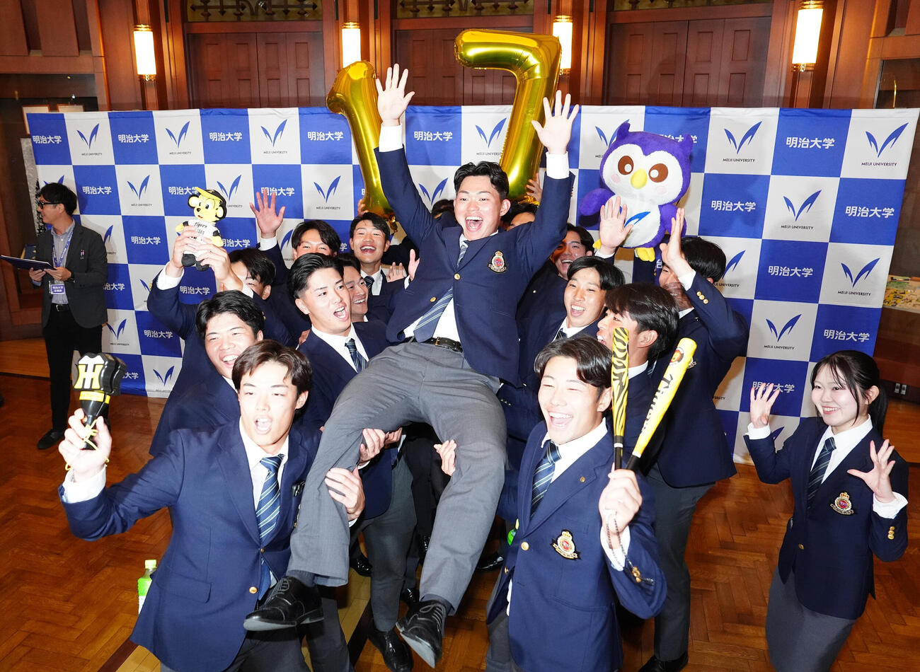 阪神1位指名を受け、チームメートに胴上げされる明大・榊原七斗（撮影・江口和貴）