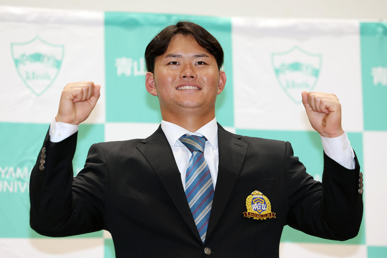楽天からドラフト1位で指名され笑顔でガッツポーズする青学大・渡部海（撮影・宮地輝）