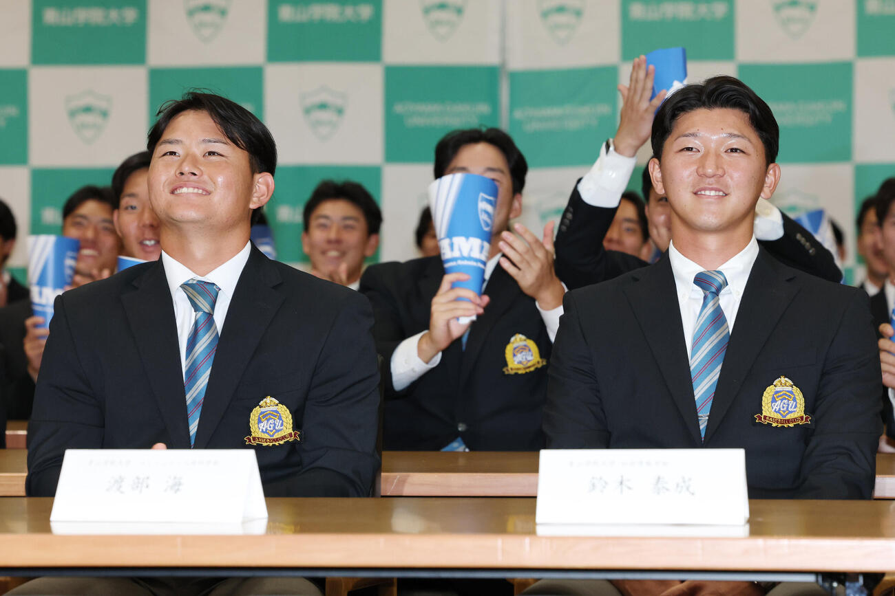 笑顔を見せる楽天ドラフト1位指名の青学大・渡部海（左）とソフトバンクドラフト1位指名の鈴木泰成（撮影・宮地輝）