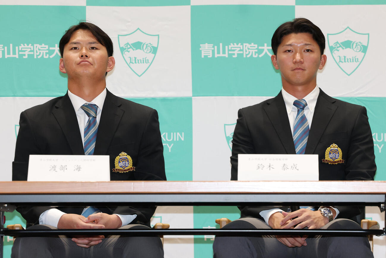 会見を行う楽天ドラフト1位青学大・渡部海（左）とソフトバンクドラフト1位鈴木泰成（撮影・宮地輝）