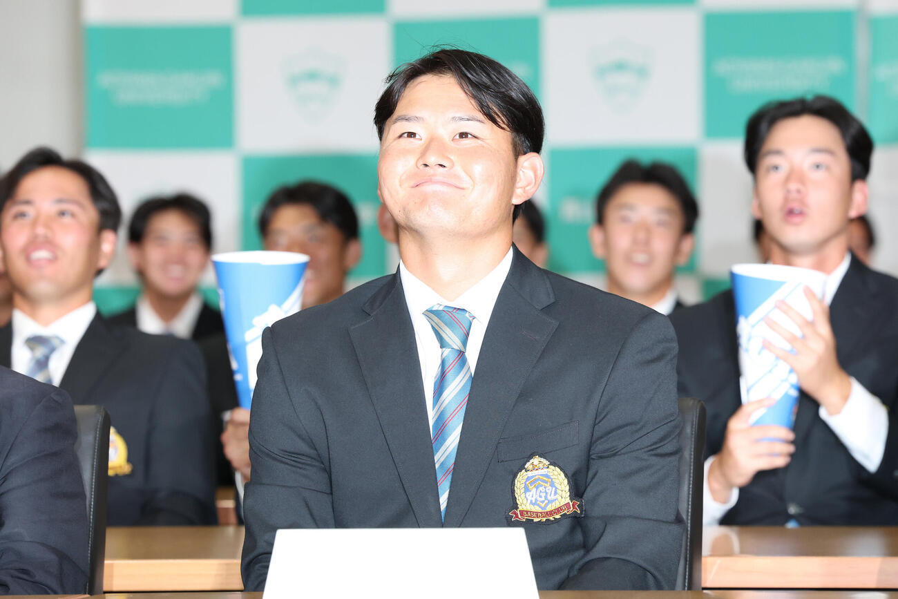 楽天からドラフト1位で指名され笑顔を見せる青学大・渡部海（撮影・宮地輝）