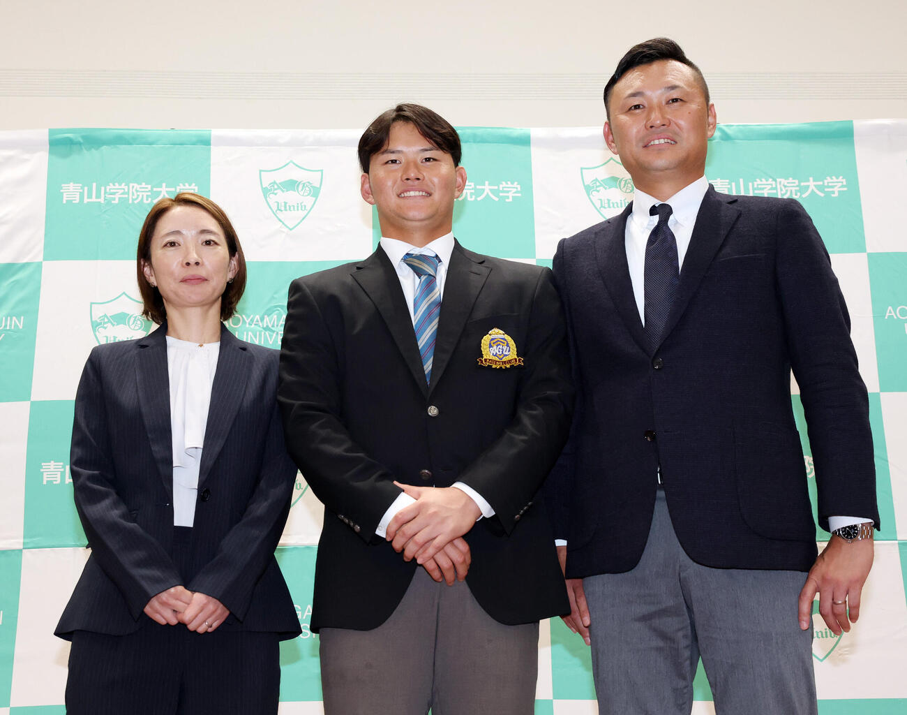 楽天からドラフト1位で指名された青学大・渡部海は両親と笑顔で記念撮影（撮影・宮地輝）