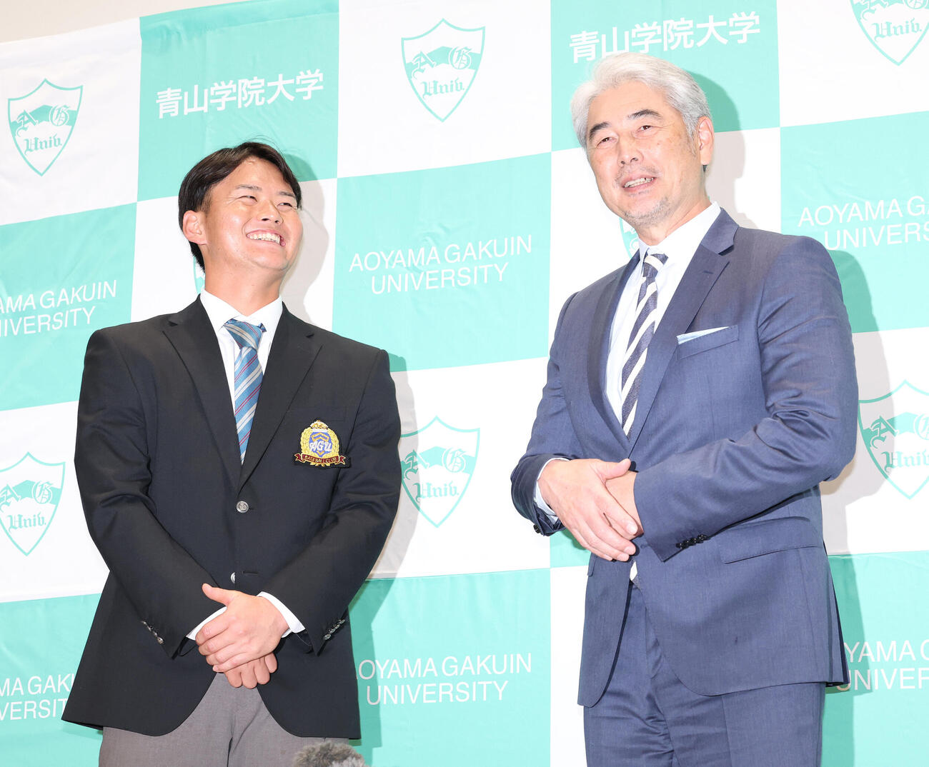 楽天吉井理人監督（右）と笑顔を見せるドラフト1位指名の青学大・渡部海（撮影・宮地輝）