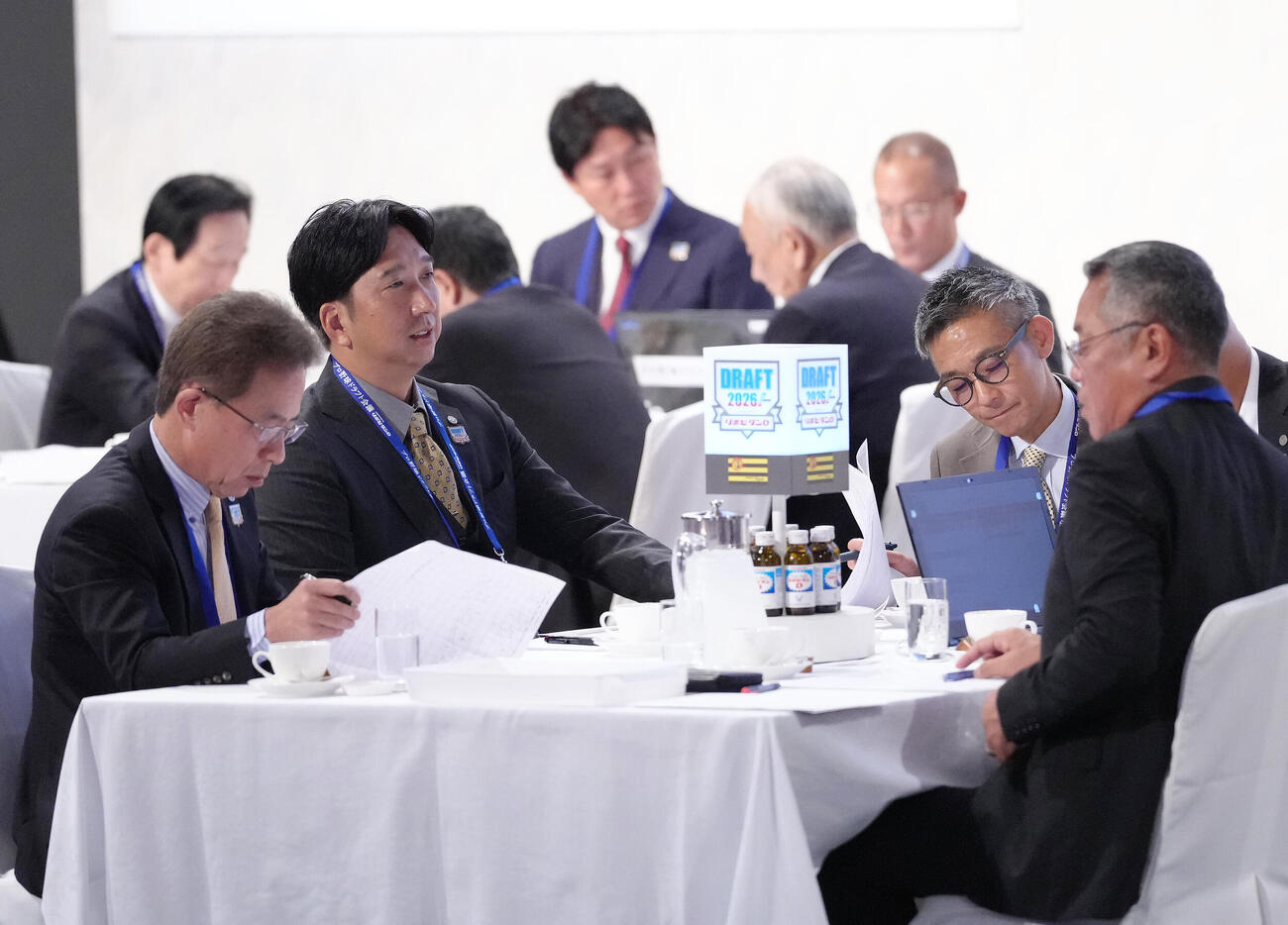 ドラフト会議に臨む阪神藤川球児監督（左から2人目）ら（撮影・足立雅史）