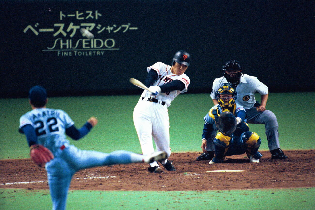 93年5月、ヤクルト戦で高津からプロ初本塁打を放つ松井