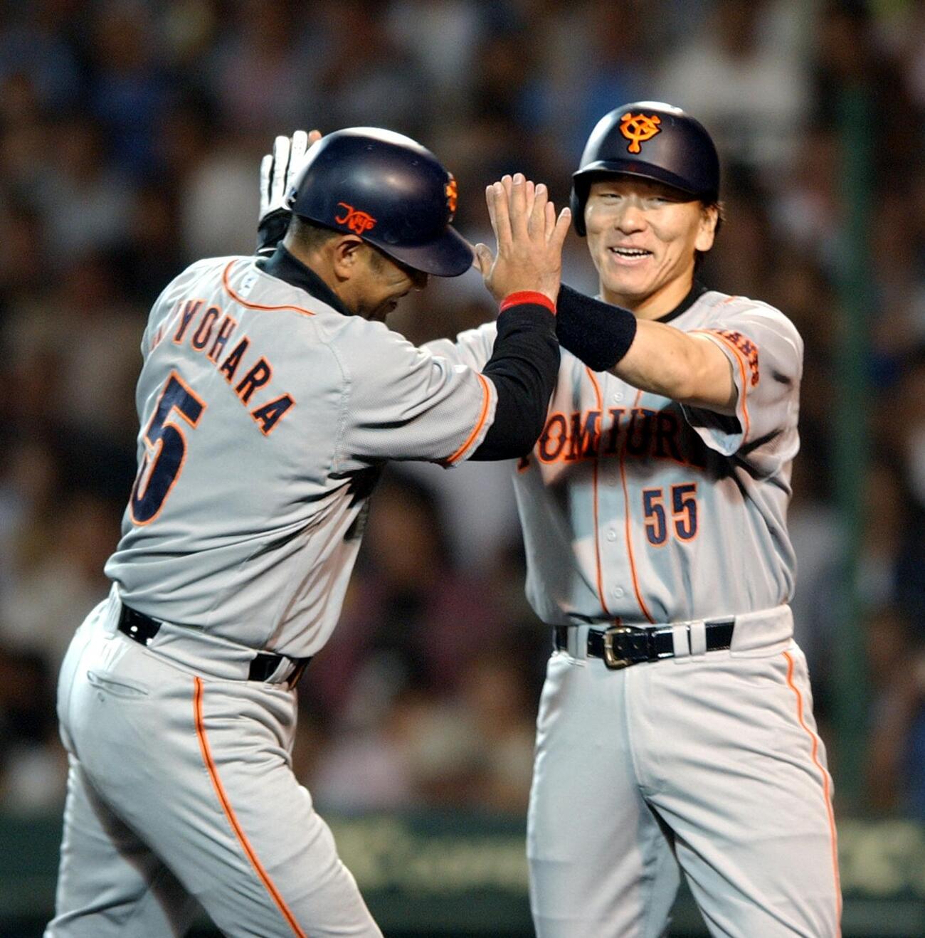 2002年9月、本塁打を放ち松井秀喜（右）に迎えられる清原和博