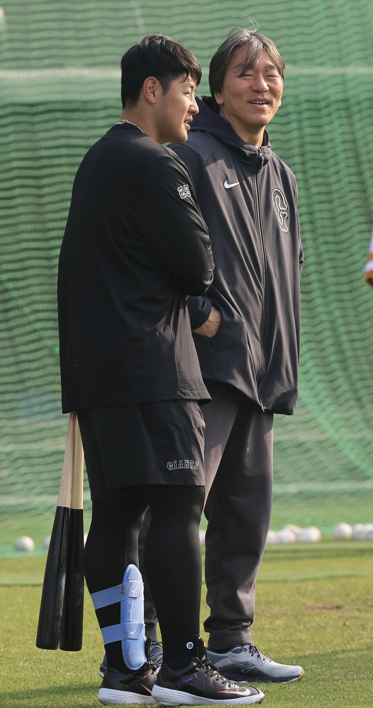 巨人宮崎春季キャンプ　松井秀喜臨時コーチ（右）からアドバイスを受ける岡本和真（2024年2月撮影）