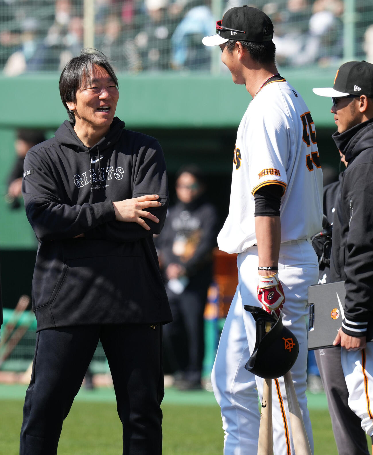 巨人宮崎春季キャンプ　秋広優人（中央）と談笑する巨人松井秀喜臨時コーチ（2024年2月撮影）