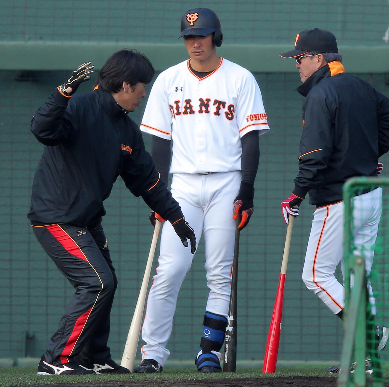 巨人宮崎春季キャンプ　居残り特打で巨人大田泰示（中央）へ打撃指導する松井秀喜臨時コーチ（左）（2016年2月撮影）