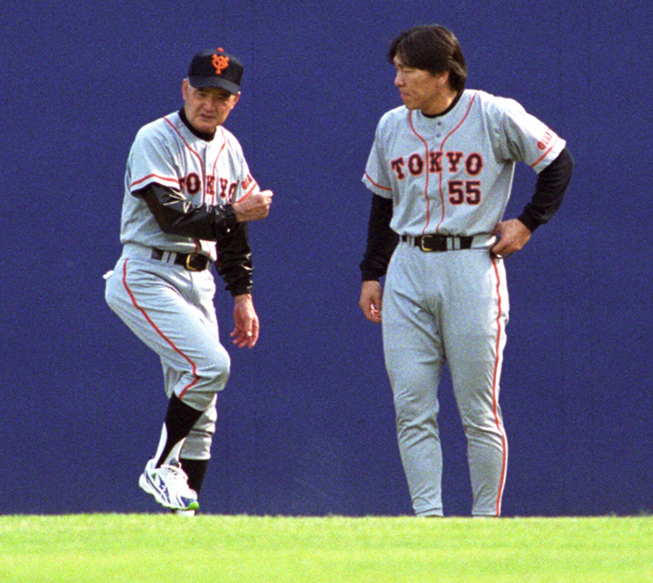 松井秀喜（右）を指導する長嶋茂雄監督（1999年5月撮影）