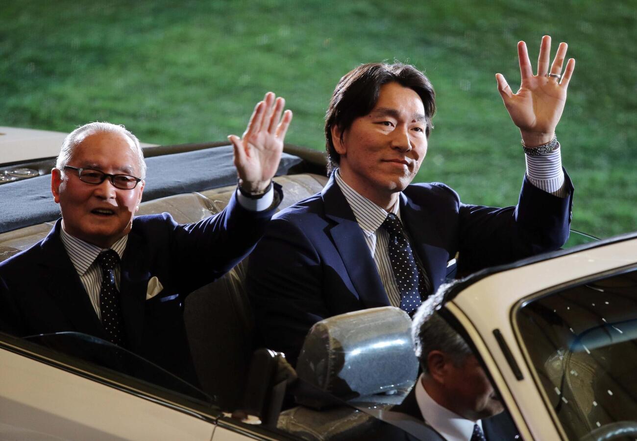 引退セレモニー後の場内1周で、オープンカーに乗って手を振る松井秀喜（右）と長嶋茂雄終身名誉監督（2013年5月撮影）