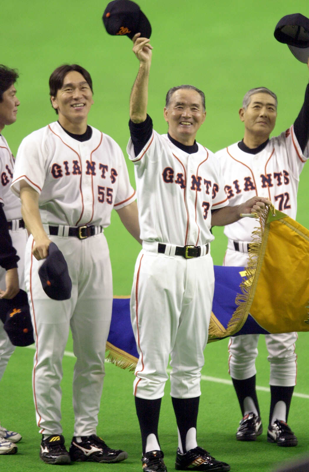 00年10月、日本一となり場内一周する左から松井秀喜、長嶋茂雄監督、武上四郎