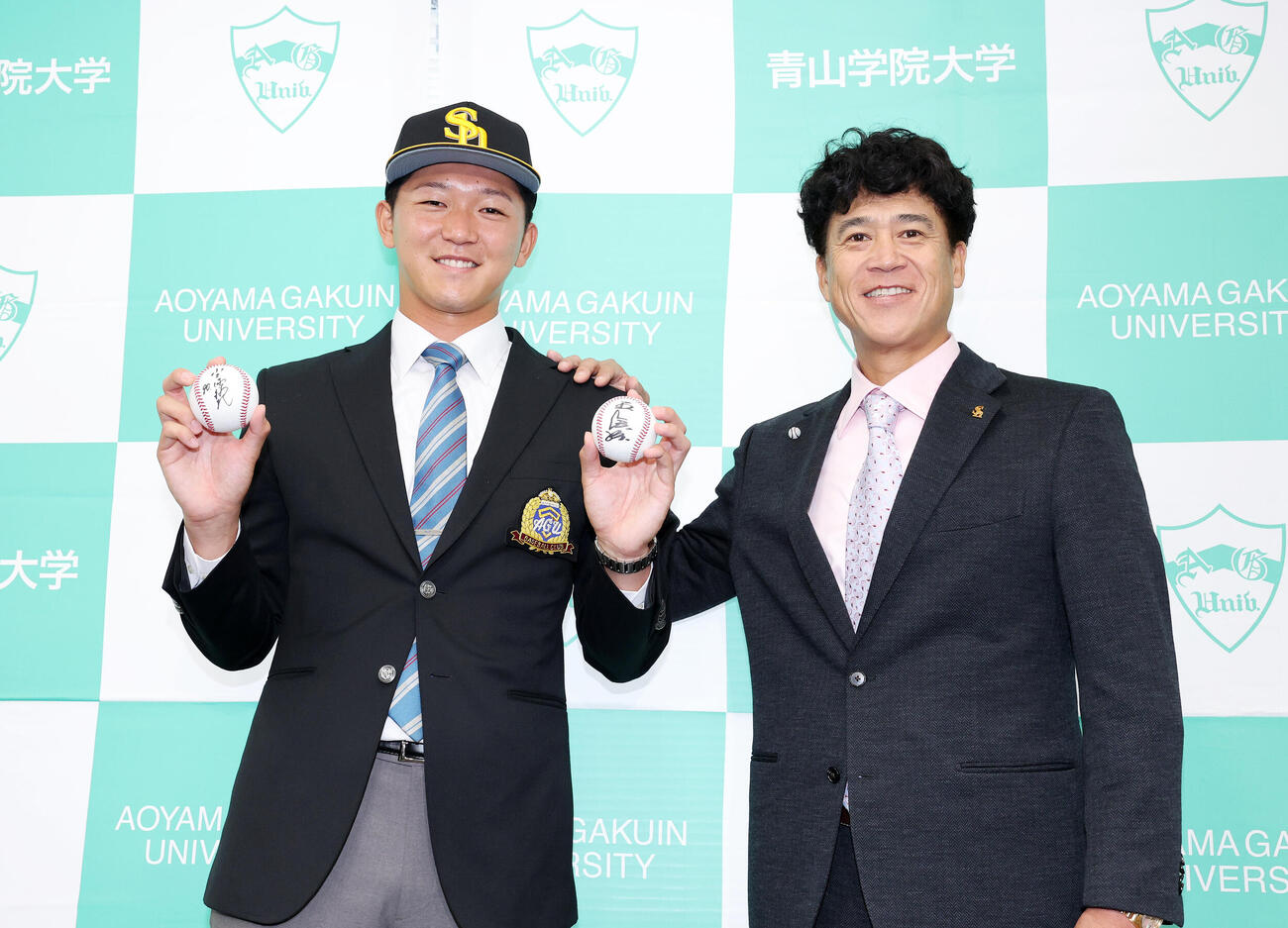 ソフトバンク小久保裕紀監督と王貞治会長のサインボールを手に笑顔を見せるドラフト1位の青学大・鈴木泰成（左）と城島健司CBO（撮影・鈴木正人）