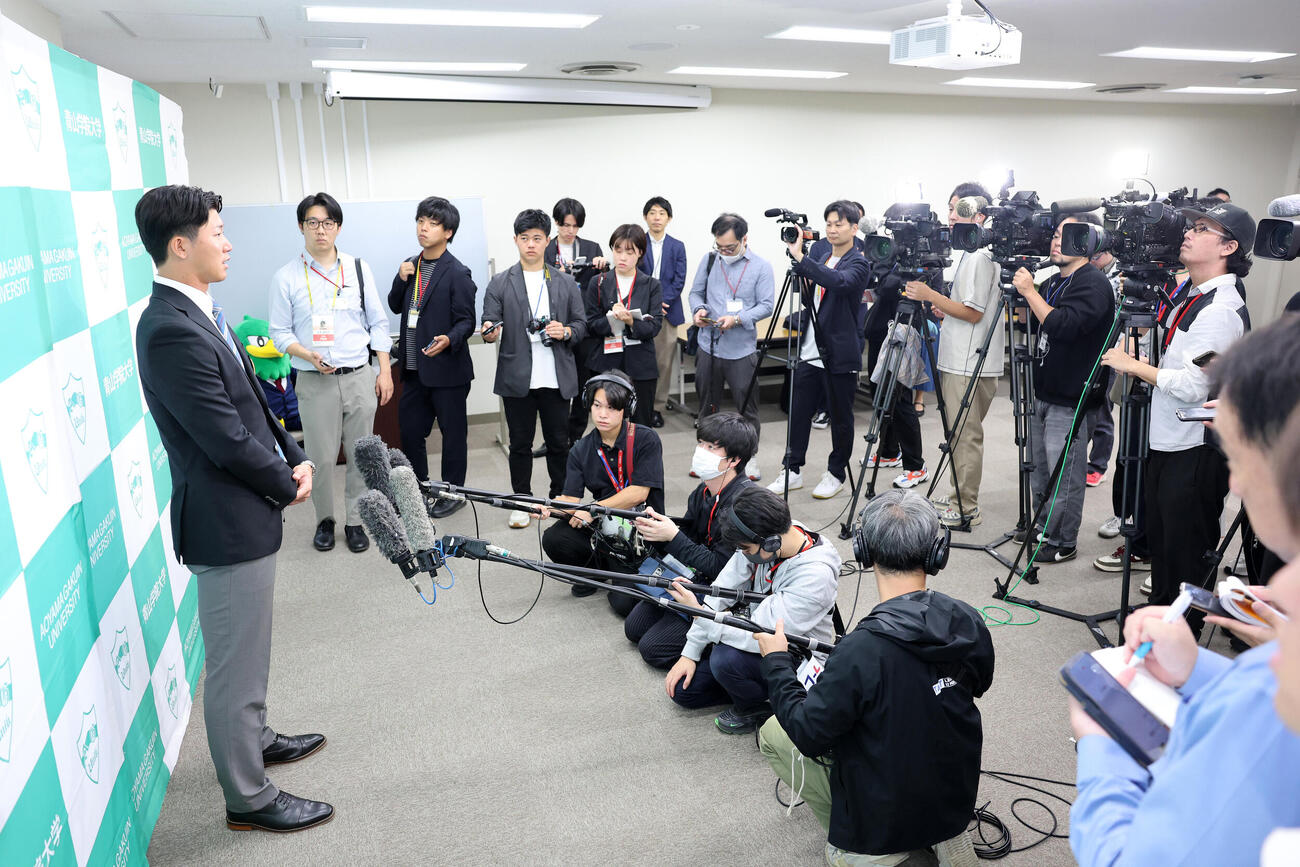 指名あいさつを終え報道陣の質問に答えるソフトバンクドラフト1位の青学大・鈴木泰成（撮影・鈴木正人）