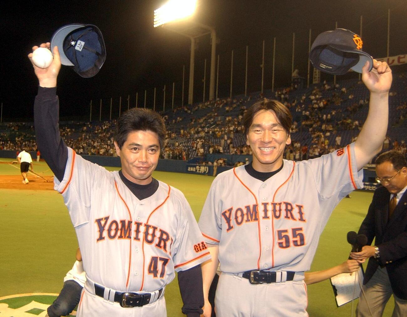 ヒーローインタビューで笑顔の巨人工藤公康（左）と松井秀喜（02年7月撮影）