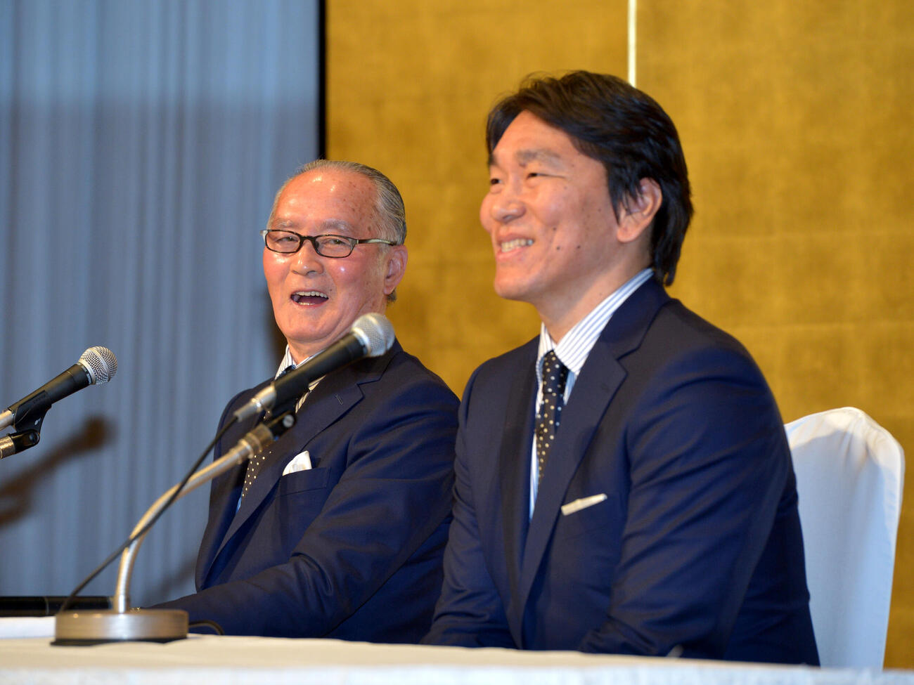 13年5月、国民栄誉賞表彰式　笑顔で記者会見に臨む松井秀喜氏と長嶋茂雄氏（左）