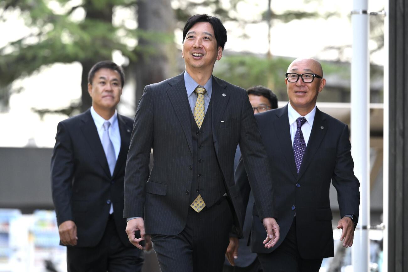 ドラフト1位の明大・榊原七斗の指名あいさつに向かう阪神藤川球児監督（中央）ら（撮影・滝沢徹郎）