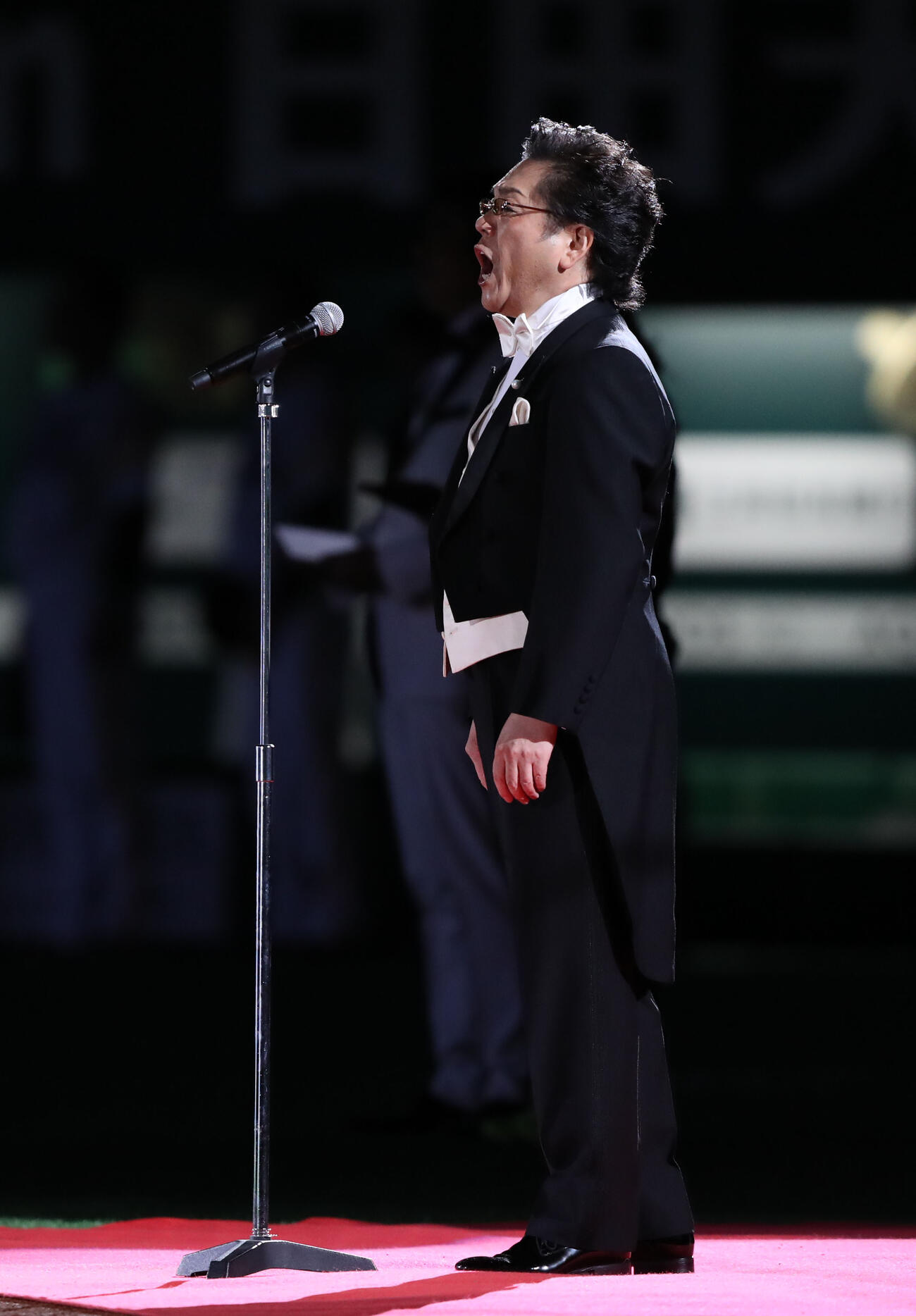18年10月、日本シリーズ第3戦で君が代斉唱する榛葉昌寛氏