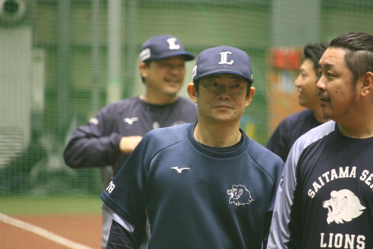 秋季練習に参加する西武仁志コーチ（左から2人目）