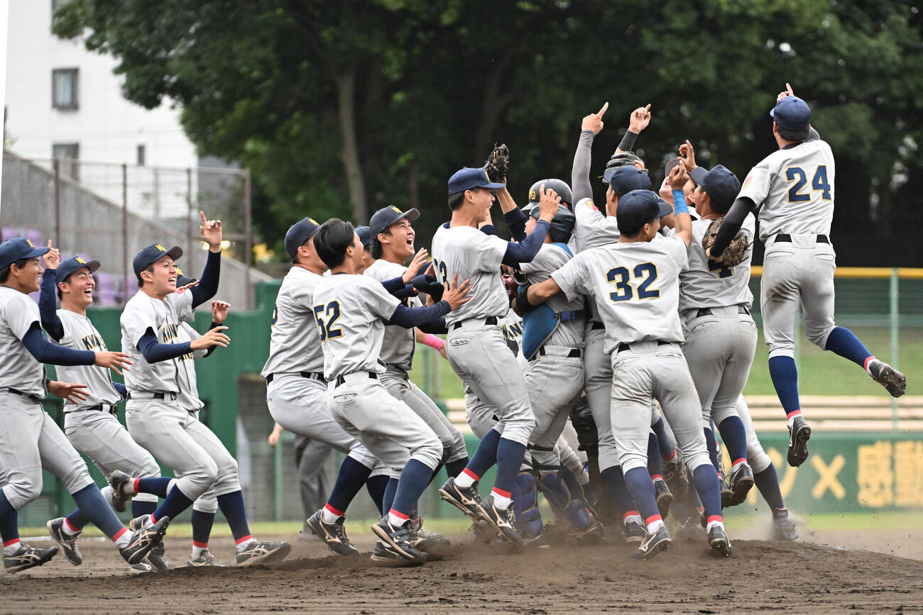 関学大対近大　優勝を決め喜ぶ関学大の選手たち（撮影・滝沢美穂子）