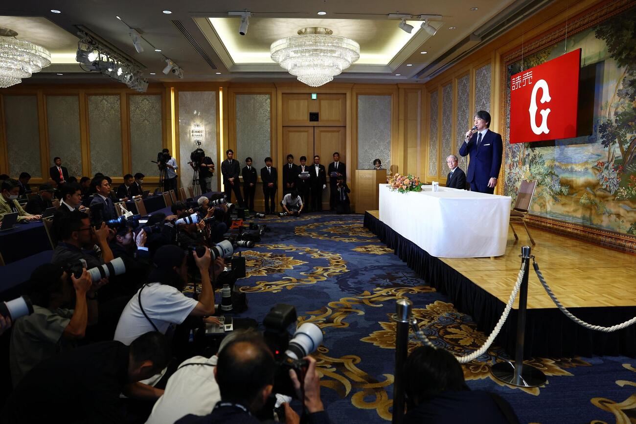 巨人新監督就任会見に臨む松井秀喜新監督（ロイター）