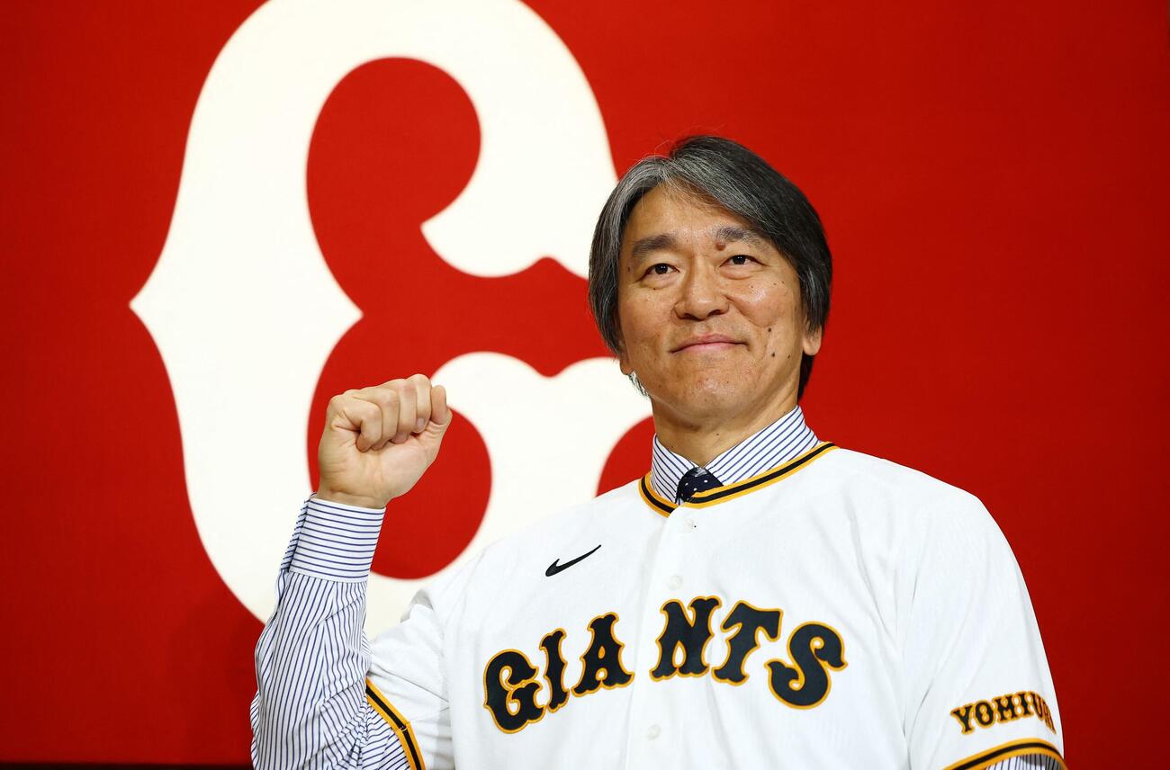 巨人のユニフォームでガッツポーズの松井秀喜新監督（ロイター）