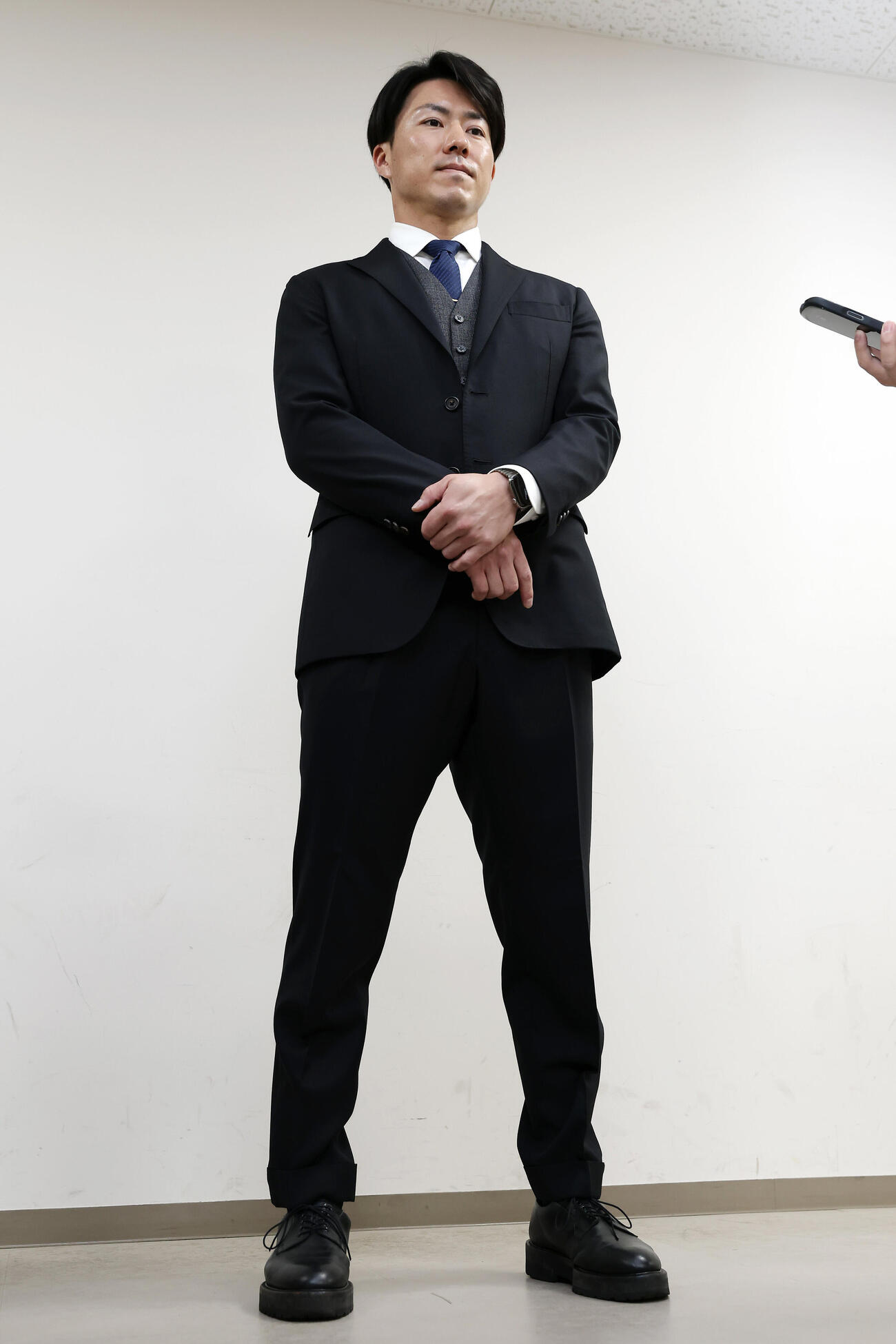 戦力外通告を受け、取材に応じる阪神長坂拳弥（撮影・前田充）